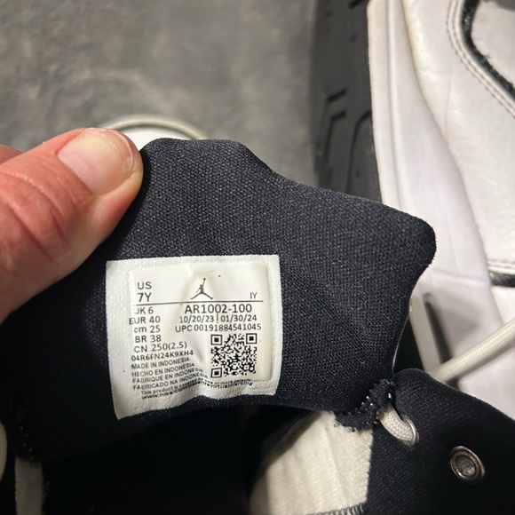 Jordan Classic White and Black Kids Sneakers - Picture 5 of 6